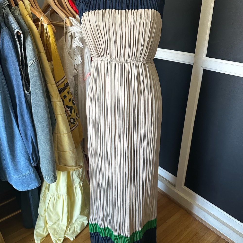 COLORBLOCKED Maxi Dress with Pleated Design